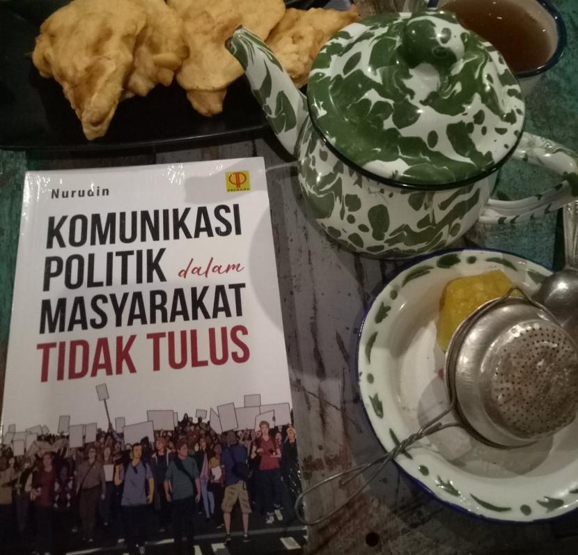 Buku Komunikasi Politik dalam Masyarakat tidak Tulus.