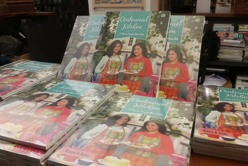 Buku masak Centenial Kitchen: 35 Resep Simpel Masa Kini karya Aisha Karissa Hadi dan Raisya Saraswati. (MGROL/Republika)