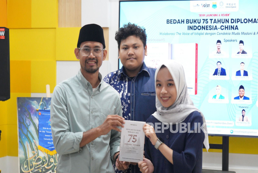 buku Mengarungi Jejak Merajut Asa 75 Tahun Indonesia-Tiongkok.