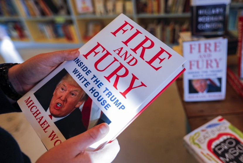 Buku Michael Wolff tentang Trump dan Gedung Putih berjudul ’Fire and Fury' dijual di sebuah toko buku di Georgia, Amerika Serikat, Jumat (5/1). 
