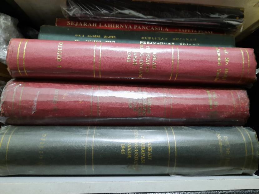 Buku Naskah Persiapan Undang-Undang Dasar 1945 sebanyak tiga jilid, antara lain, berisi naskah pidato Bung Karno 1 Djuni 1945.