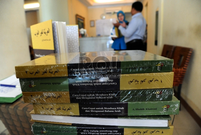 Buku panduan cara cepat membaca kitab dan menguasai bahasa arab, Al Hadist diperlihatkan saat kursus bahasa arab angkatan II di Jakarta, Senin (2/2). (Republika/ Tahta Aidilla)