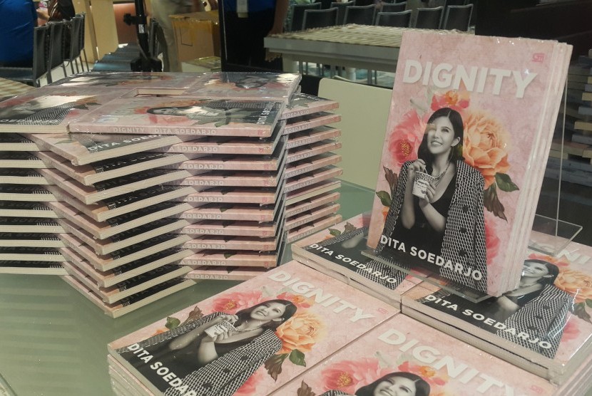 Buku perdana Dita Soedarjo berjudul 'Dignity'