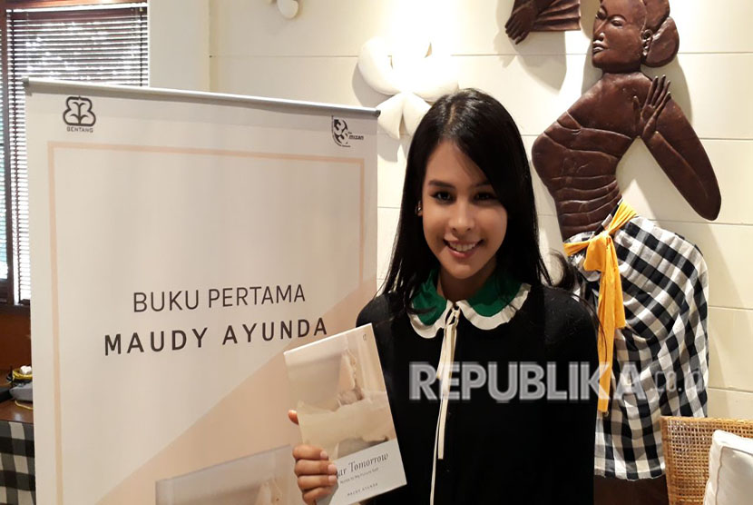 Buku Pertama Maudy Ayunda, Dear Tomorrow di Jakarta, Senin (30/4).