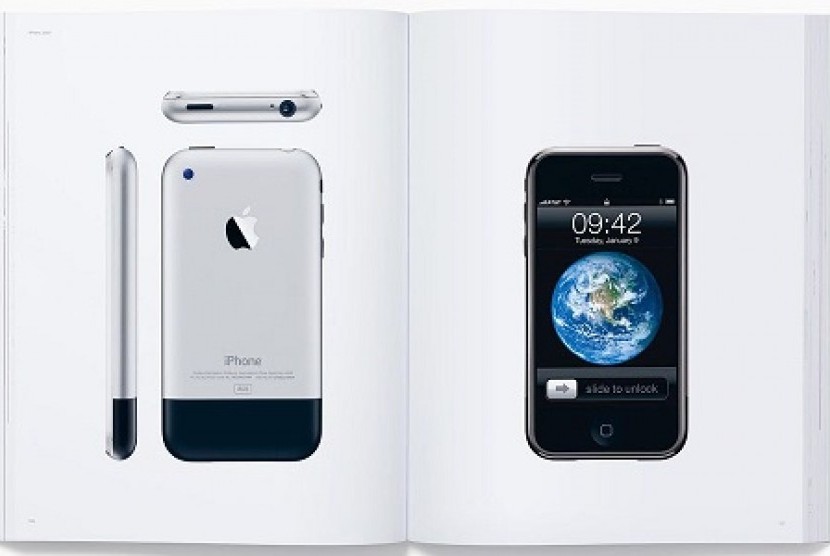 Buku sejarah Apple berjudul Designed by Apple in California.