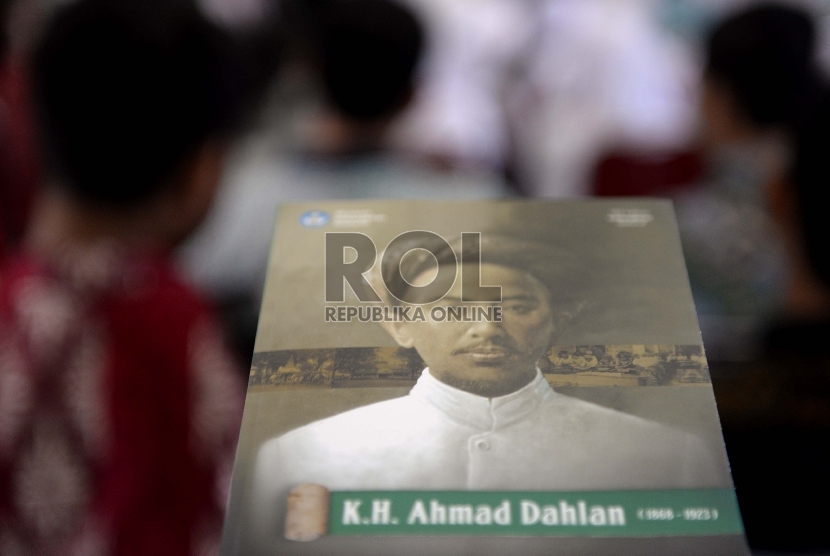 Buku tokoh KH Ahmad Dahlan dalam rangka Peringatan Hari Kebangkitan Nasional ke-107 diberikan kepada pengunjung saat pembukaan pameran di Museum Kebangkitan Nasional, Jakarta, Selasa (20/10).
