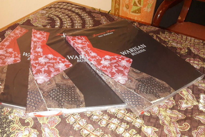 Buku Warisan Busana karya Desainer senior Inez Mardiana   