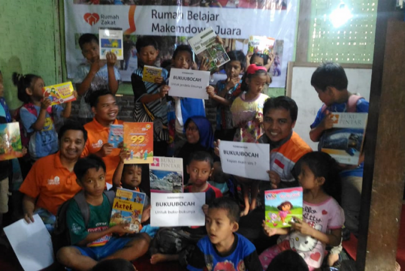Bukuubocah donasikan buku ke Rumah Belajar Makemdowo Juara binaan Rumah Zakat.