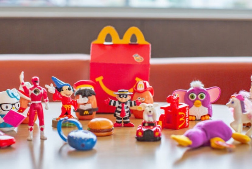 Paket Happy Meal McDonalds. Pelanggan akan mendapatkan mainan ketika membeli paket Happy Meal.
