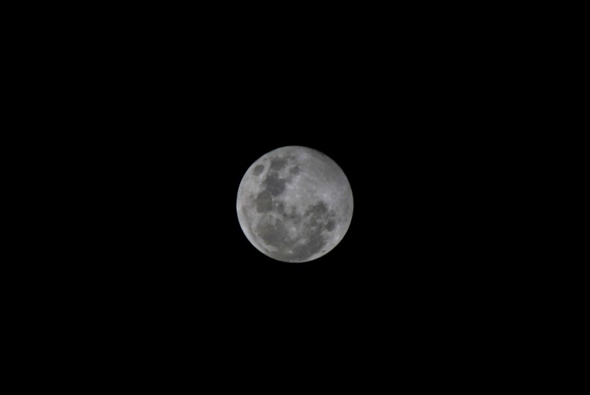 Bulan di malam hari.