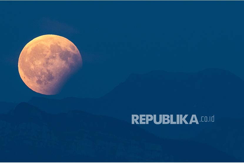 Soudah Development Saudi Luncurkan Beasiswa Swiss. Foto:  Bulan purnama memasuki bayangan penumbra menjelang gerhana tampak di Pegunungan Alpen, Swiss.