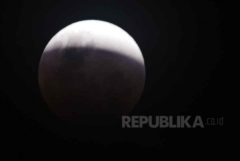 Bulan purnama memasuki fase gerhana total saat memasuki bayangan bumi tampak dari kawasan Warung Buncit, Jakarta Selatan, Rabu (31/1).