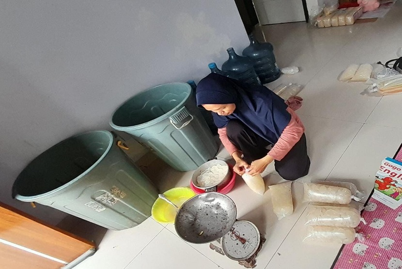 Bulan Ramadhan menjadi magnet rezeki bagi sebagian orang, terutama mereka yang berjualan makanan dan minuman. Salah satunya adalah Linawati Herliana (34 tahun), mitra mustahik binaan Baznas Microfinance Desa (BMD) Bojongrangkas yang berjualan kolang-kaling segar.