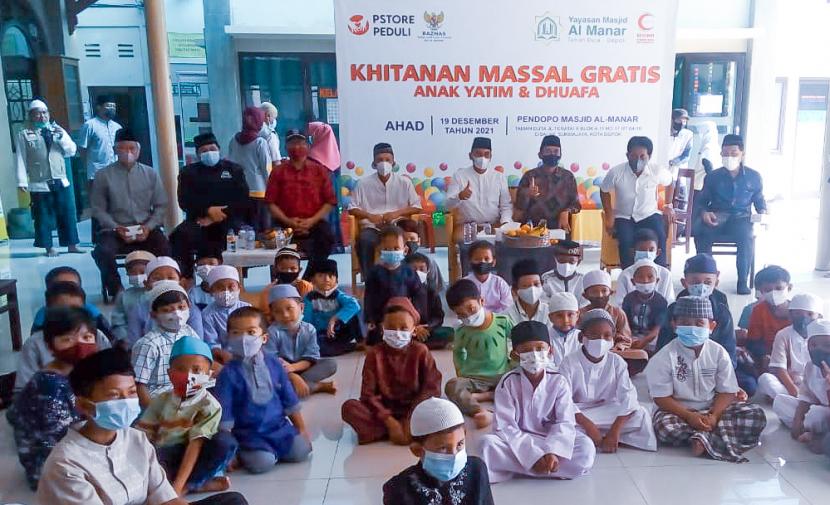 Bulan Sabit Merah Indonesia (BSMI) DKI Jakarta bekerja sama dengan  Yayasan Masjid Al Manar Depok  menyelenggarakan khitan masal gratis untuk anak yatim dan dhuafa, Ahad (19/12).  