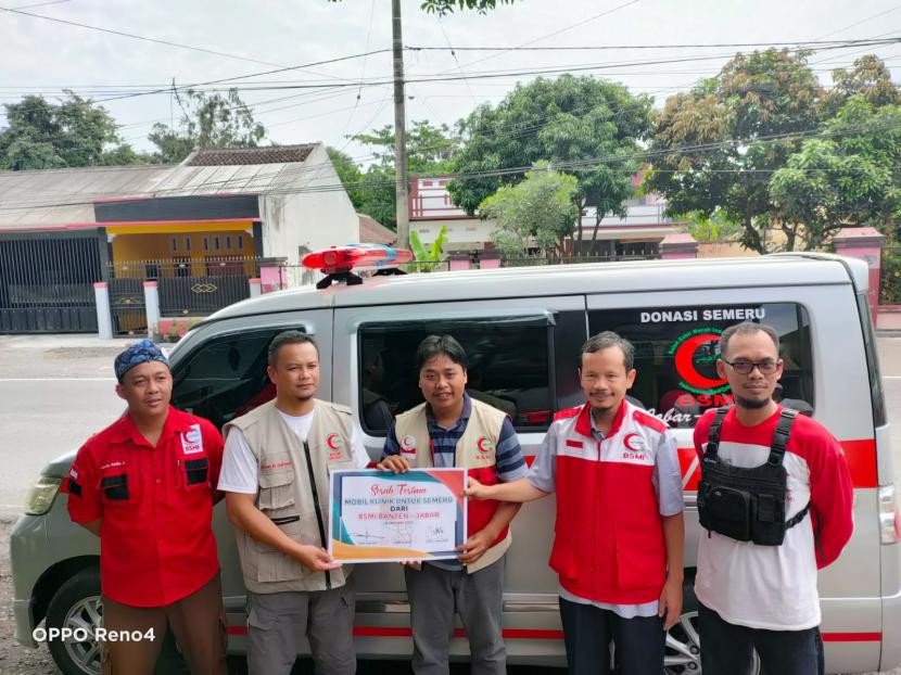 Bulan Sabit Merah Indonesia (BSMI) Provinsi Jawa Barat dan Banten menyerahkan bantuan satu unit ambulans untuk pelayanan kesehatan di wilayah Semeru, Lumajang, Jawa Timur. 