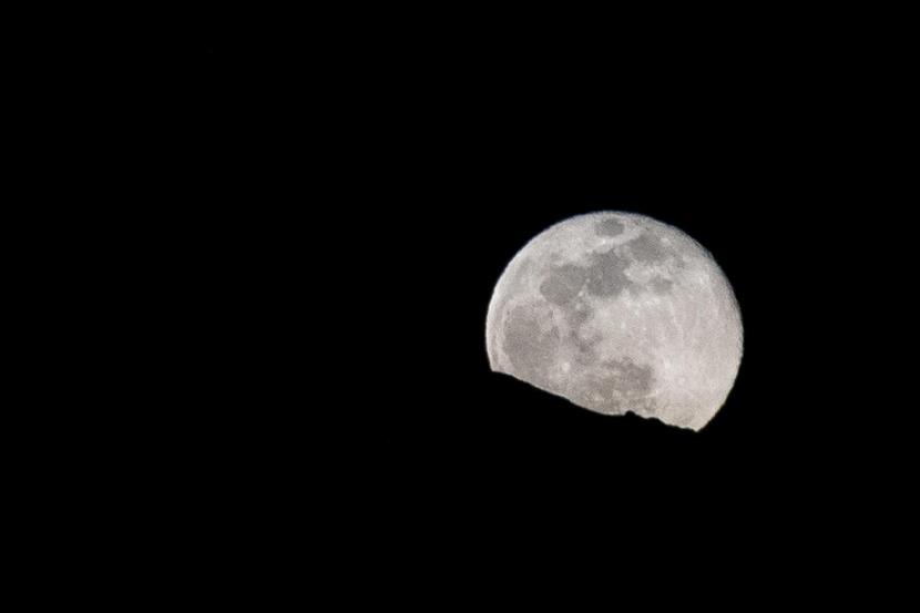  Bulan tampak dari barat laut Yunani, 8 April 2020. Sepotong sampah luar angkasa baru saja menabrak sisi jauh bulan. Tabrakan ini menciptakan kawah baru yang mengilap selebar 20 meter.