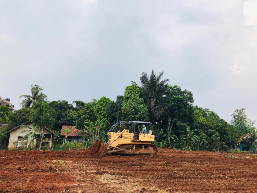 Buldoser bekerja di proyek pembangunan Jalan Bojonggede-Kemang, Kabupaten Bogor, Rabu (21/10).
