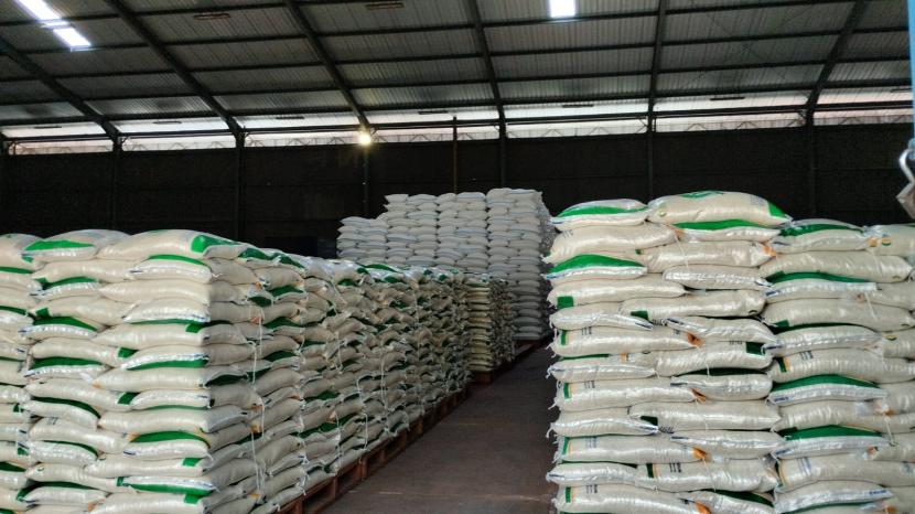 Gudang Bulog (ilustrasi). Stok beras medium dan premium di gudang milik Perum Bulog Samarinda, Kalimantan Timur, masih sebanyak 933,3 ton yang cukup untuk memenuhi kebutuhan komersil maupun untuk program cadangan pangan pemerintah (CPP) selama beberapa bulan ke depan.