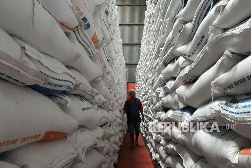 Bulog Divre Sumbar terpaksa menyewa gudang milik swasta untuk menampung 7.500 ton beras impor asal Vietnam. Bila impor tetap dilanjutkan, maka Bulog harus menyewa gudang lain dengan biaya ratusan juta perbulan. 