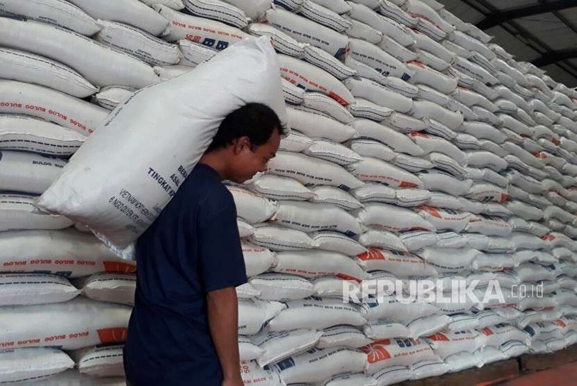 Bulog in West Sumatra has to rent warehouse from private sector to store 7,500 ton imported rice from Vietnam. 