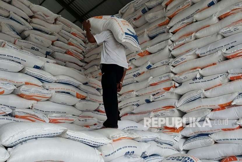Pekerja sedang memindahkan karung beras (ilustrasi)
