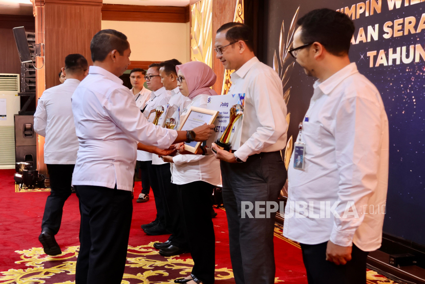 Bulog Jabar meraih penghargaan karena menduduki peringkat dua nasional