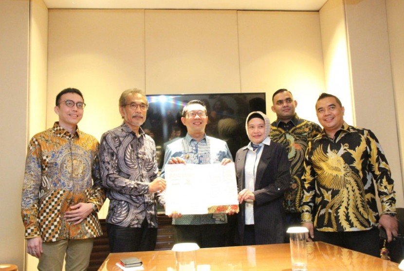 BUMD PT Jasa Sarana dan Ranhill Holdings Berhad menandatangani kesepakatan awal (Head of Agreement) untuk menggarap sejumlah proyek strategis di Jawa Barat.  