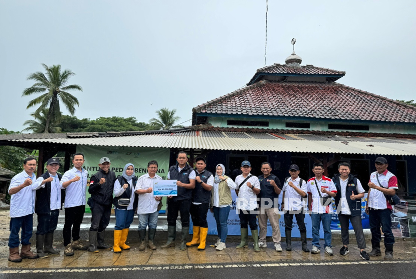 BUMN Muda Perkebunan memberikan bantuan kepada masyarakat korban terdampak banjir di Desa Tegal Buleud, Kebun Cikaso, PTPN I Regional 2, Sukabumi, Jawa Barat.