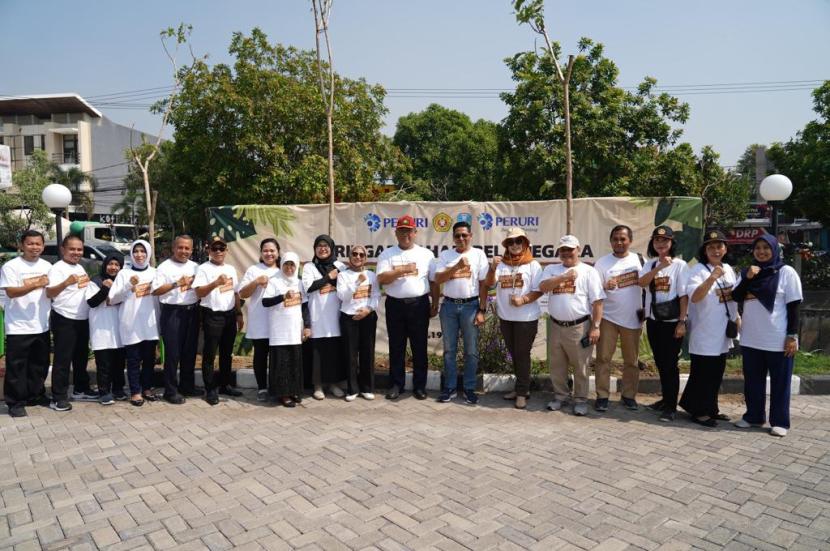 BUMN Peruri bersama dengan anak perusahaannya, Peruri Security Printing melakukan kegiatan penanaman 500 pohon yang berlokasi di Kawasan Kampus UPN Veteran Jawa Timur.