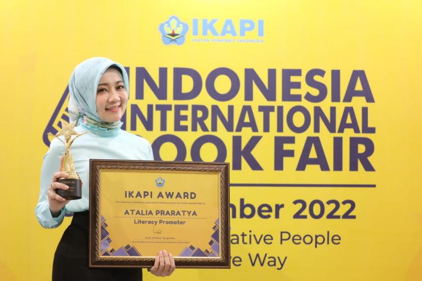 Bunda Literasi Jawa Barat Atalia Praratya Kamil meraih penghargaan dari Ikatan Penerbit Indonesia Kategori Promoter Literacy.