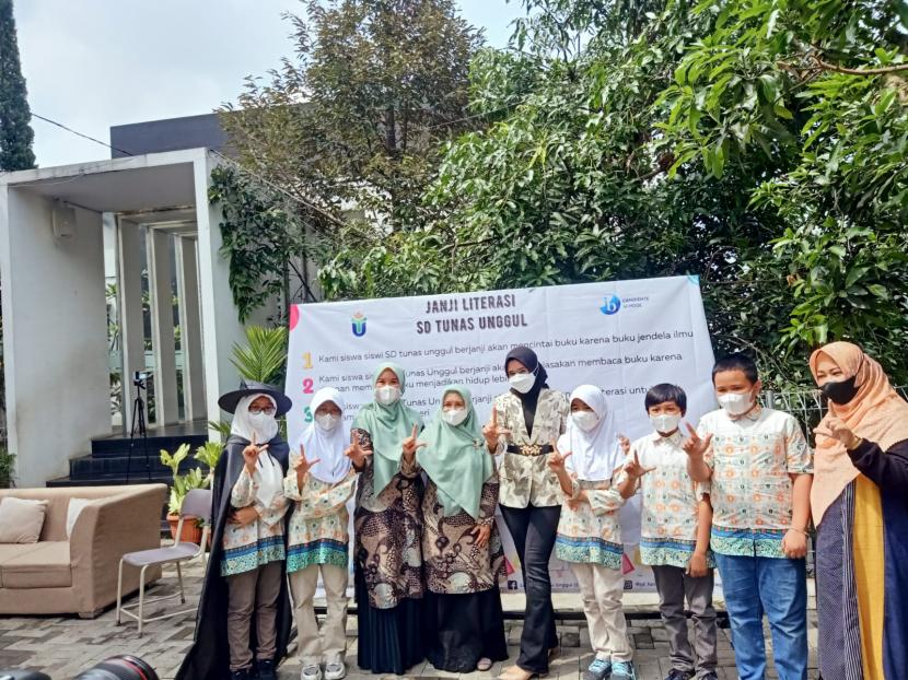 Bunda literasi Kabupaten Bandung Barat sekaligus istri dari Bupati Bandung Barat, Hengki Kurniawan, Sonya Fatmala hadiri acara Janji Literasi