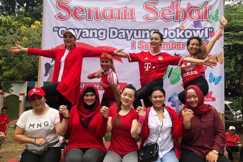 Bunda Merah Putih usia melaksanakan Goyang Duyung Jokowi