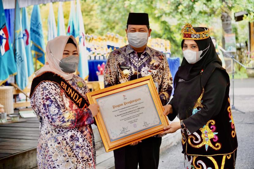 Bunda Pendidikan Anak Usia Dini (PAUD) Provinsi Kalimantan Selatan Hj Raudatul Jannah Sahbirin Noor menerima penghargaan atas dedikasinya memajukan pendidikan anak usia dini di banua.