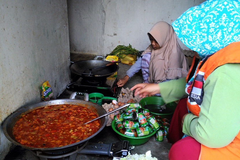 Bunda Syifa (50 tahun) beraktivitas di dapur umum.