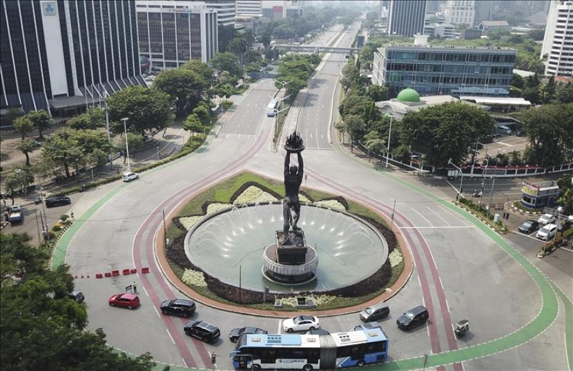 Bundaran di jalan Sudirman Jakarta terlihat losing pada tanggal 3 Juli 2021. Saat itu hari Pertama PPKM Darurat