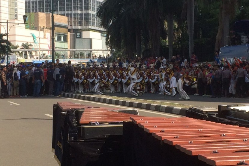 Bundaran Hotel Indonesia (HI) pada Ahad (30/10) pagi ini dipenuhi dengan berbagai macam atraksi. Atraksi ini sebagai bentuk perayaan kepolisian menyambut sidang umum Interpol ke-85 yang akan dilaksakan di Nusa Dua, Bali.