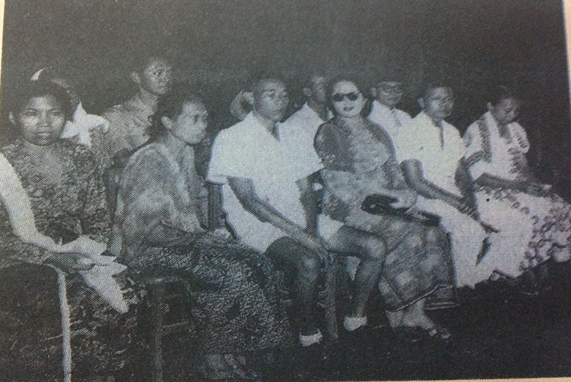 Bung Hatta dan nyonya menunggu giliran nyoblos pada pemilu 1955.
