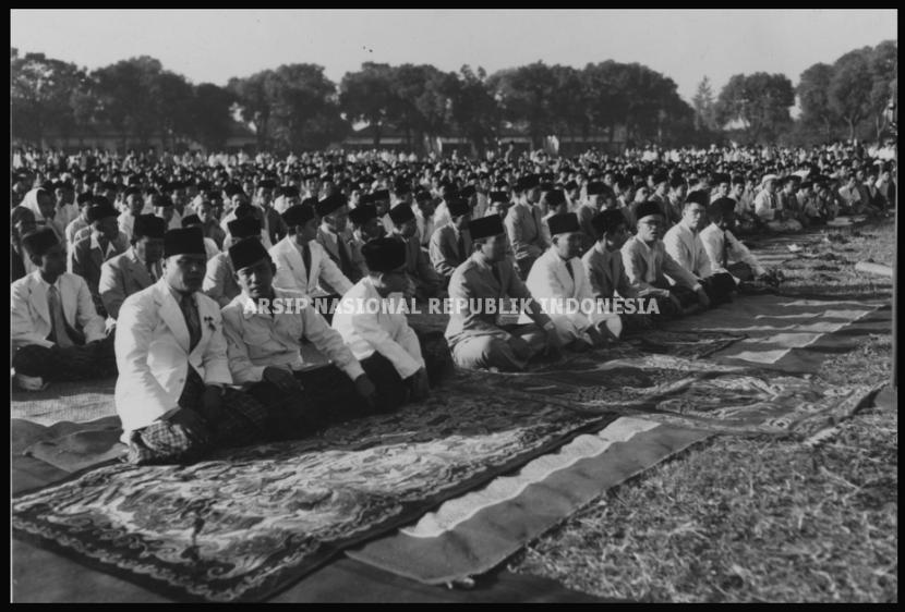Bung Hatta, M Natsir, Buya Hamka, dan berbagai tokoh lainnya shalat Idul Fitri di Lapangan Banteng pada tahun 1952.