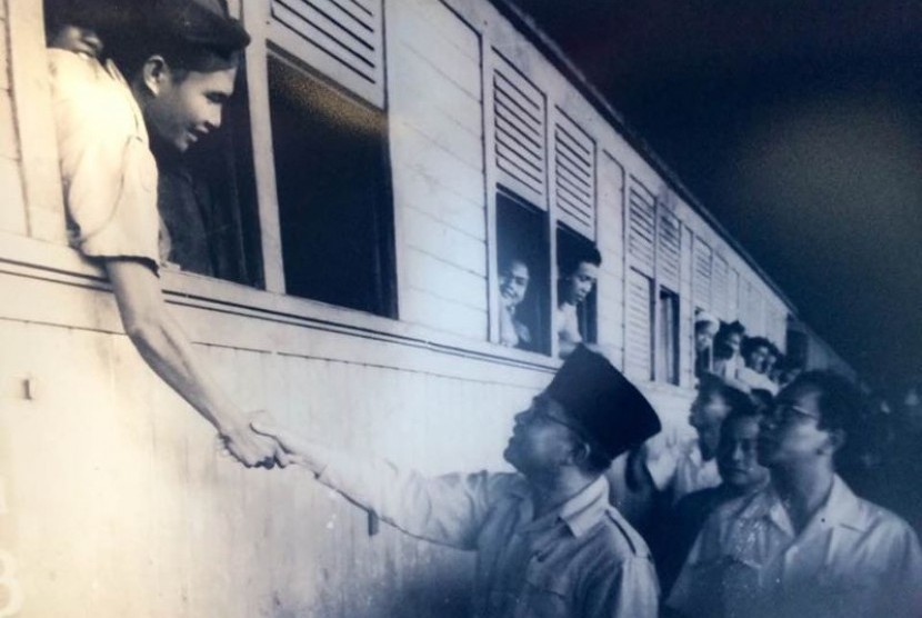 Bung Hatta menyambut kedatangan pasukan Siliwangi yang datang dari bandung di Stasiun kereta api Jogjakarta.