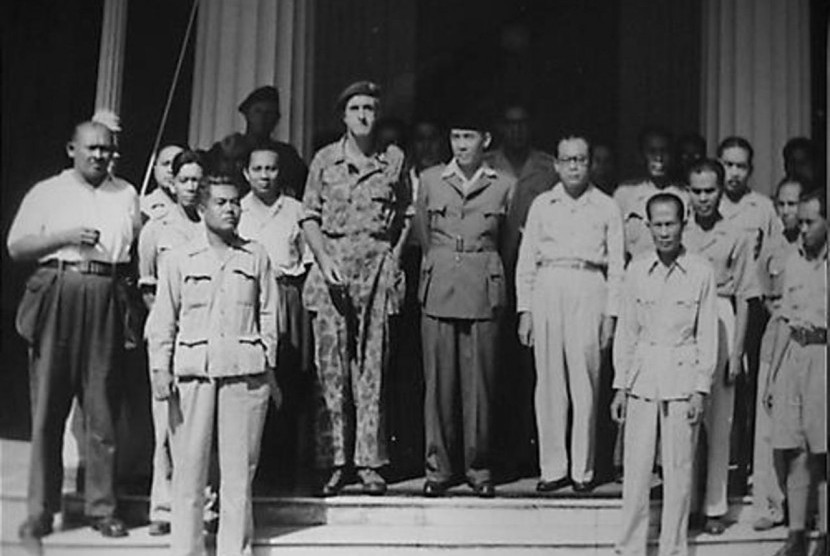 Bung Karno dan Bung Hatta ketika ditangkap Belanda pada waktu Agresi Belanda II di Yogyakarta.