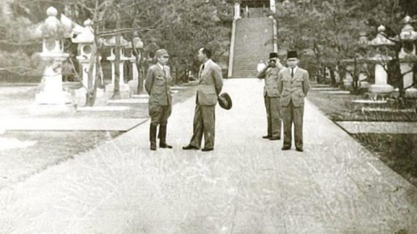 Bung Karno (dua dari kiri), Ki BagusHadikusumo (dua dari kanan), dan Bung Hatta (paling kanan) ketika berkunjung ke Jepang