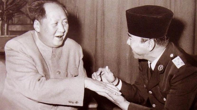 Bung Karno (kanan) &   Mao Tse Tung (kiri),