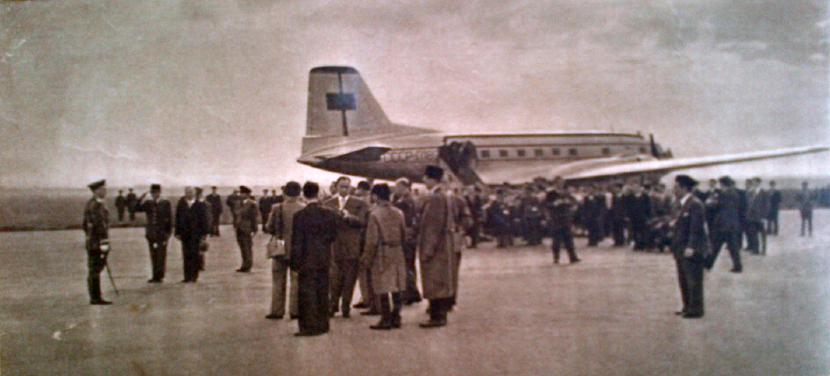 Bung Karno ketika tiba Uni Vovyet pada kunjungan kenegaraan di tahun 1956.