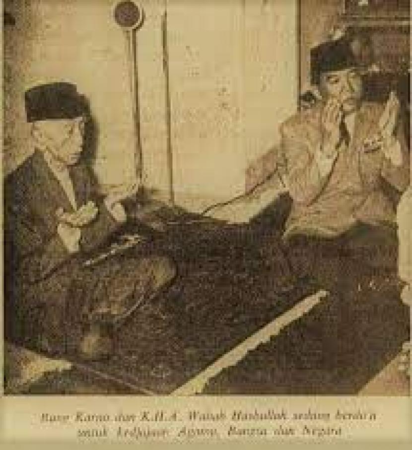 Bung Karno berdoa bersama KH Wahab Chasbullah