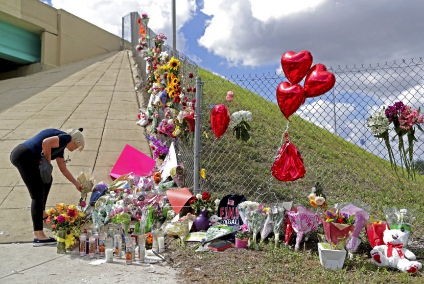 Bunga, balon-balon dan boneka di Marjory Stoneman Douglas High School di Parkland, Florida menjadi simbol untuk mengingat korban penembakan di sekolah tersebut, Ahad (18/2).