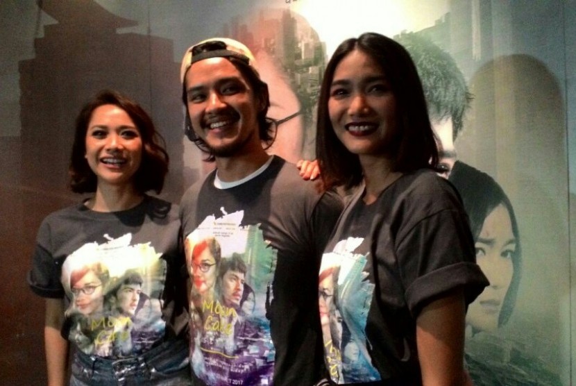 Bunga Citra Lestari (kiri) bersama pemeran Mooncake Story lainnya, Morgan Oey dan Dominique Diyose.