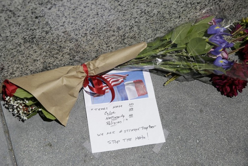 Bunga dan catatan yang ditinggalkan waraga di luar pintu masuk Konsulat Prancis Jumat, (15/7) di San Francisco, menyusul serangan di Nice.