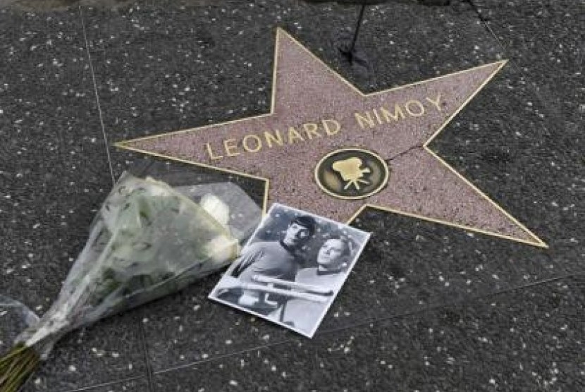 Bunga dan foto diletakkan di atas Hollywood Walk of Fame atas nama Leonard Nimoy di Hollywood Boulevard, LA.