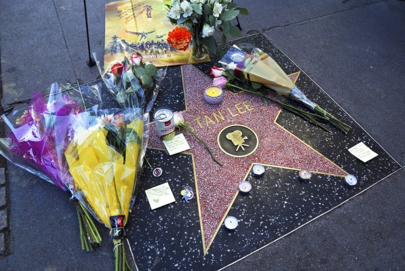 Bunga dan memorabilia diletakkan di bintang dengan nama Stan Lee di Hollywood Walk of Fame, Los Angeles, Selasa (13/11).