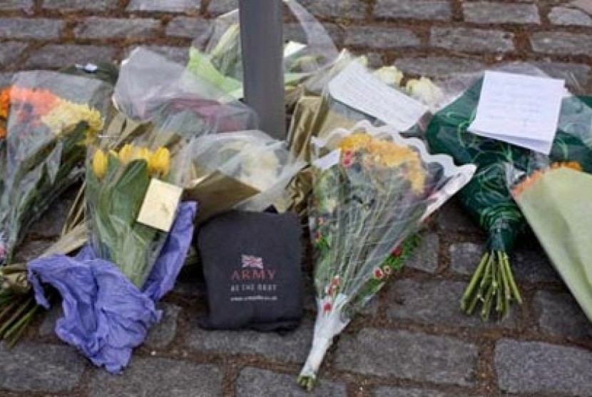 Bunga dari warga untuk penghormatan terhadap tentara korban penyerangan dan pembunuhan di Woolwich